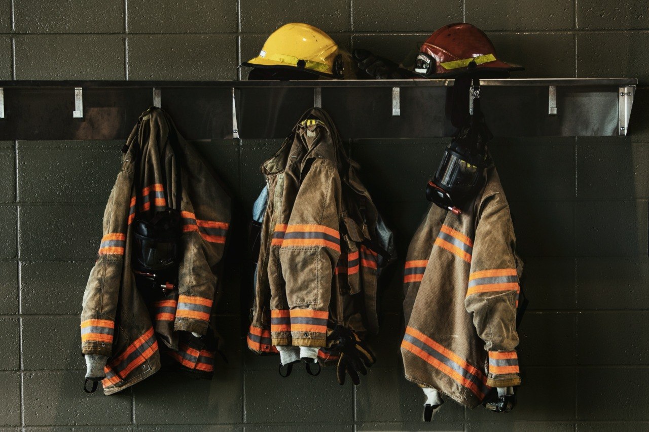 Trajes de bombero en el cuartel